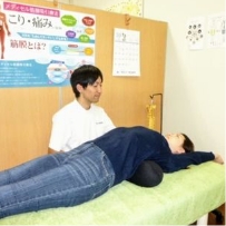 腰痛の施術の様子